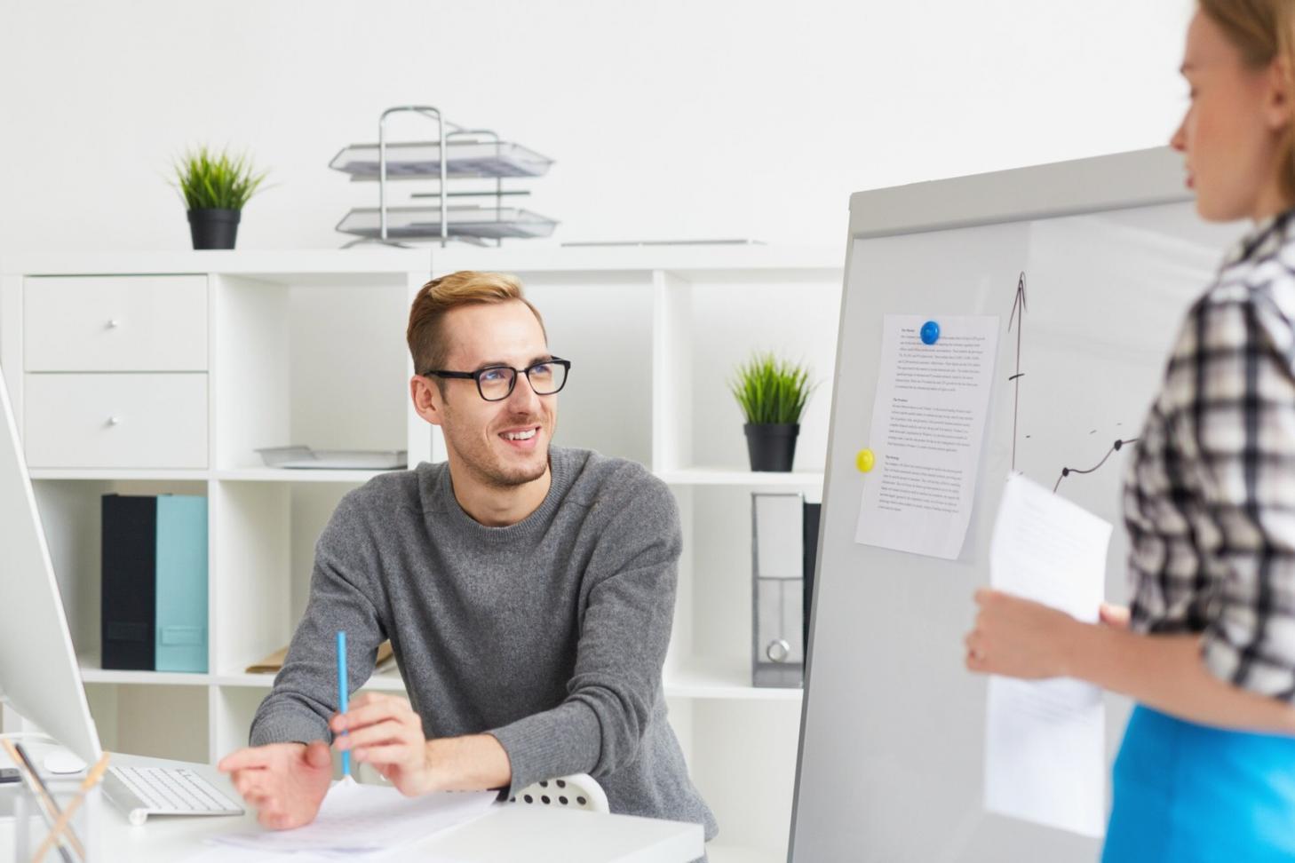 Moderne Büroumgebung mit Finanzplanungstools