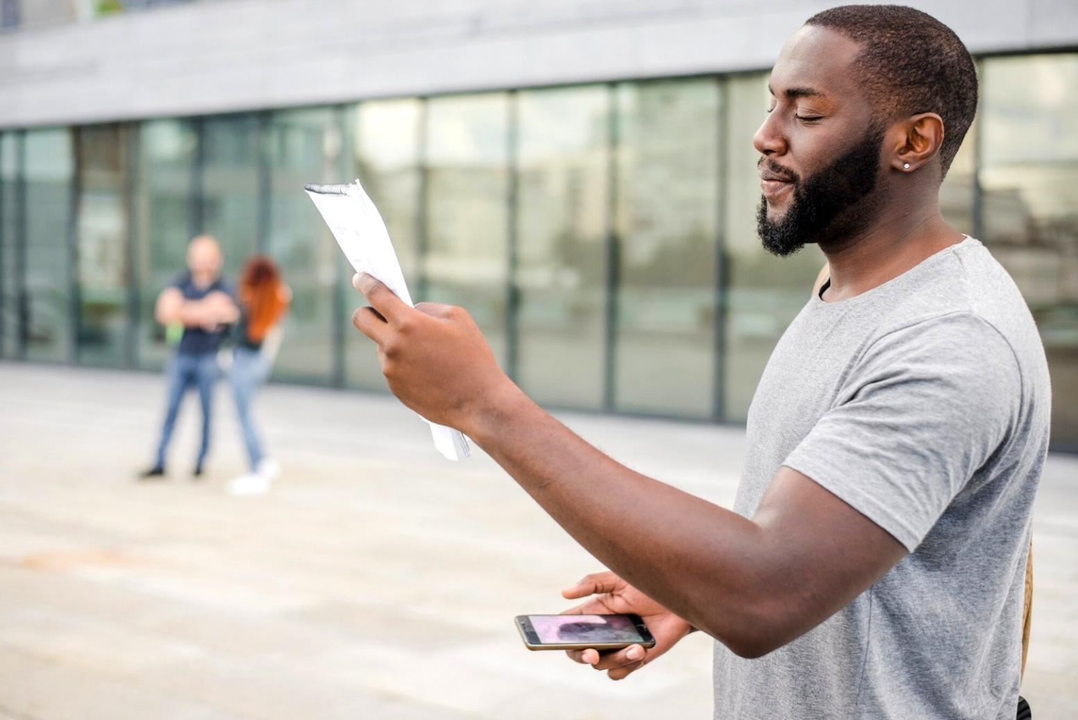 Teilnehmer arbeiten konzentriert an Finanzmodellen in Excel während eines praktischen Workshops