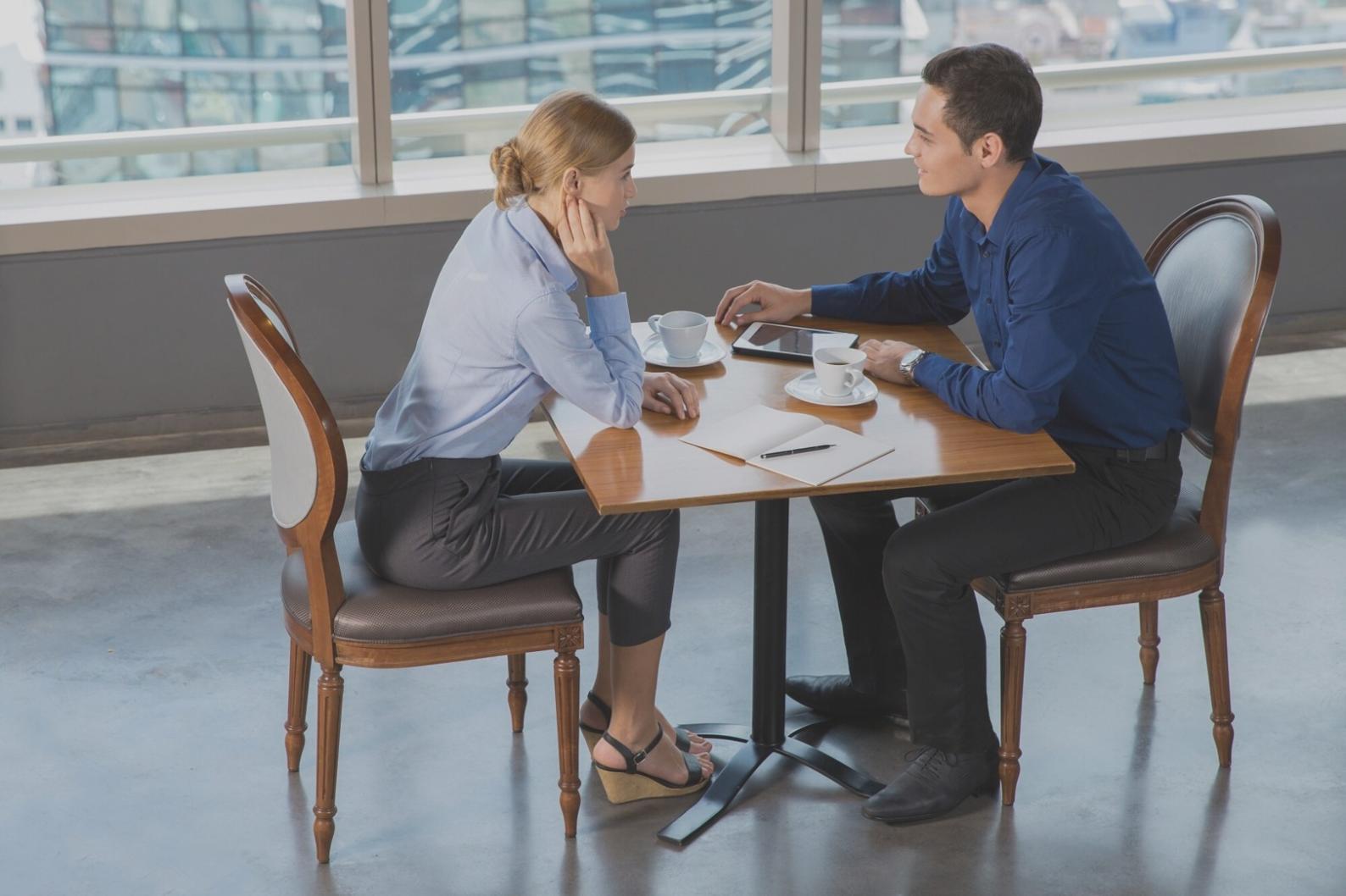 Finanzplanungsunterlagen und Berechnungen auf dem Schreibtisch
